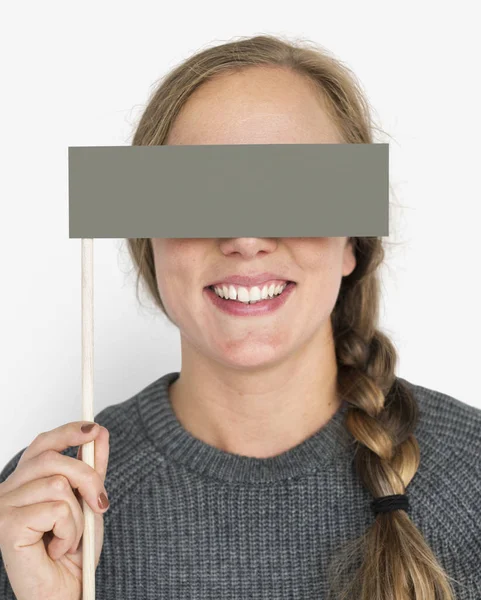 Frau hält Papier blank — Stockfoto