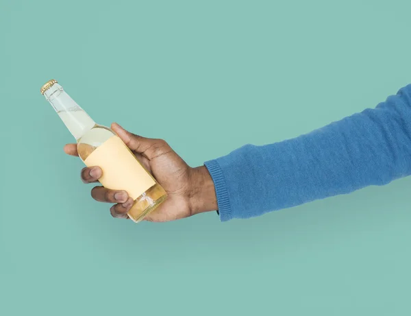 Mão humana segurando garrafa — Fotografia de Stock