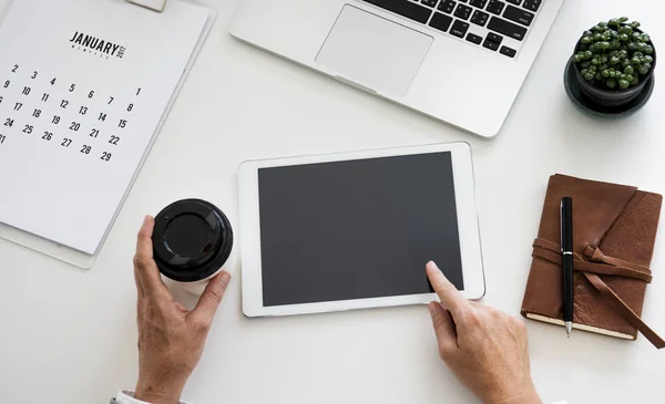 Homem usando tablet digital — Fotografia de Stock