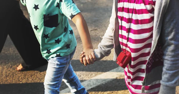 Bambini che camminano e si tengono per mano — Foto Stock