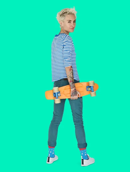 Donna in posa con skateboard — Foto Stock