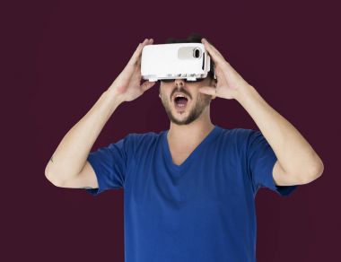 Adam visualiaing gerçeklik Gadget'ı kullanma