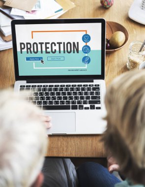 Yetişkin çift dizüstü evde kullanma