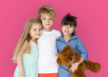 Çocuklar birlikte sarılma