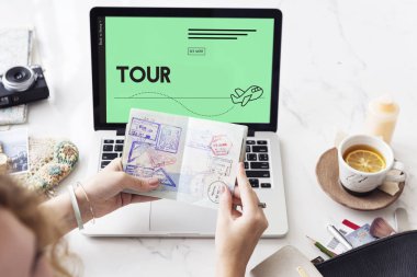 kadın holding pasaportu