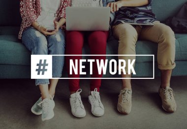 şık arkadaşlar dijital cihazlar kullanarak