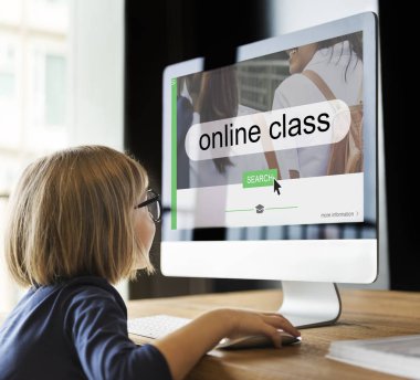 bilgisayar kullanan küçük kız