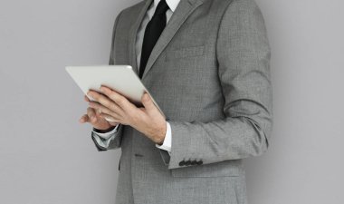 Tablet kullanarak iş adamı