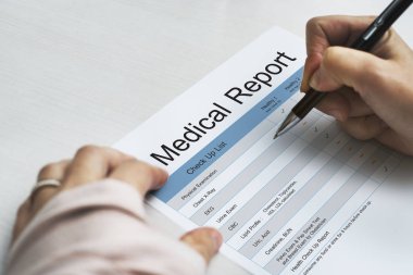 kişi holding kalem ve yazma