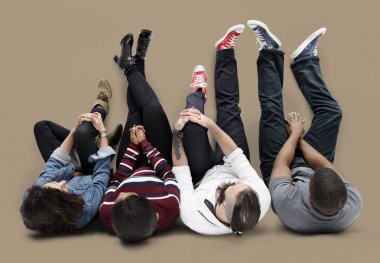 yerde yatarken gençler  