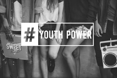 Duvara yakın duran rahat insanlar