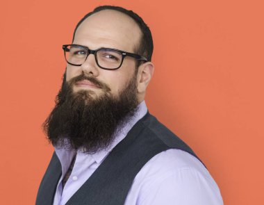 Adam gözlük ve sakallı