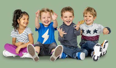 katta oturan mutlu çocuk