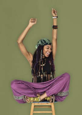 olan dreadlocks lotus poz oturan kadın