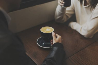 Tarihi kafede sahip çift