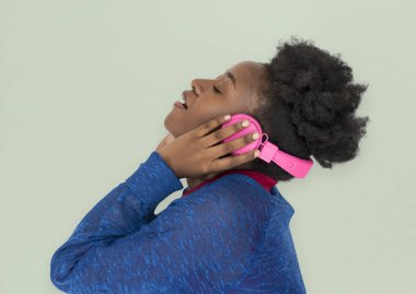 Afrikalı kadın müzik dinleme 