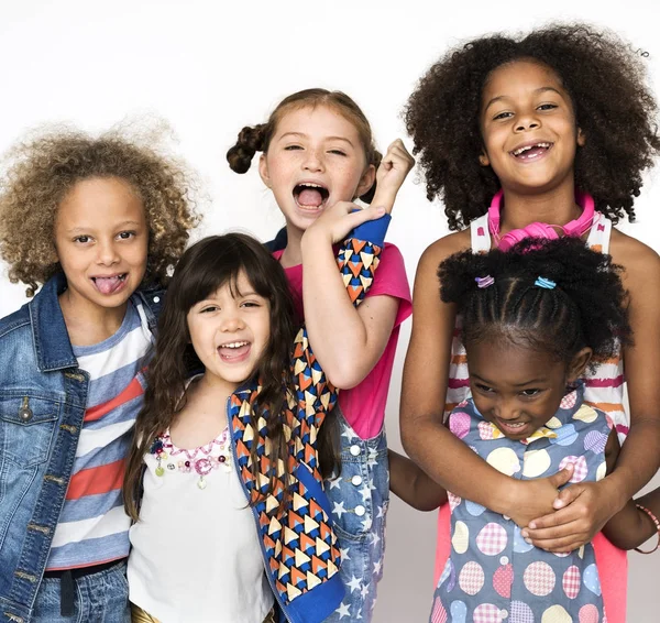 Різноманітність дітей разом посміхаючись — стокове фото