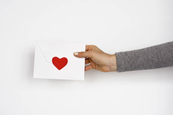 рука с зашитым письмом
