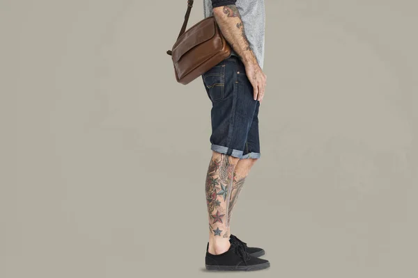 Mannelijke benen met tatoeages — Stockfoto