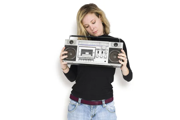 Vrouw met media speler boombox — Stockfoto