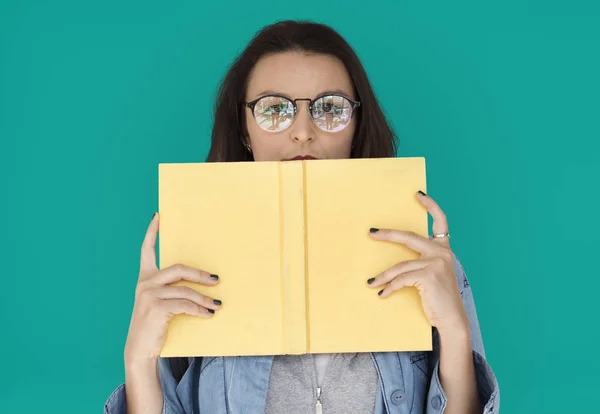 Ung kvinna med bok — Stockfoto