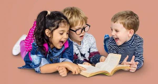 Multi etniska barn läsa bok — Stockfoto
