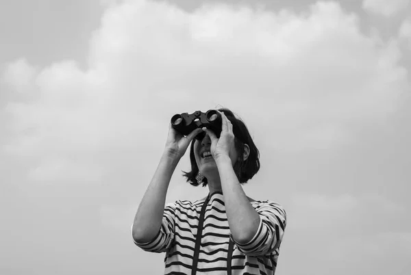 Woman Using Binocular Watching Sky — Stock Photo, Image