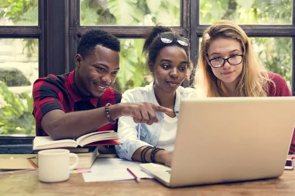 Fleretniske studenter som lærer – stockfoto