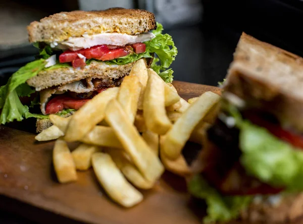 Deliciosa hamburguesa y papas fritas — Foto de Stock