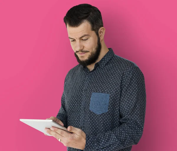 Homem usando tablet digital — Fotografia de Stock