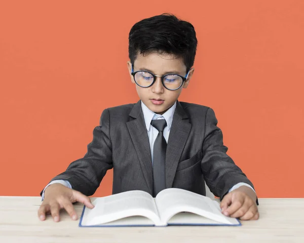 Jongen lezen boek — Stockfoto