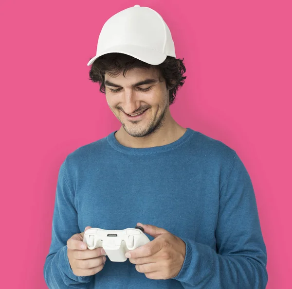 Hombre con gorra jugando con el controlador de juego —  Fotos de Stock