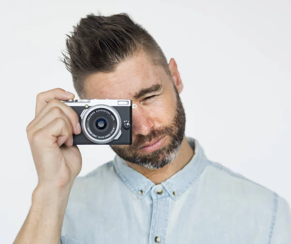 Mann mit Retro-Fotokamera — Stockfoto