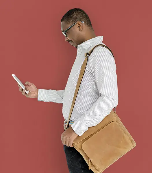 Joven africano hombre usando teléfono — Foto de Stock