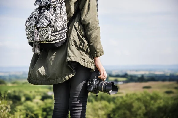 Kobieta z fotografii aparat — Zdjęcie stockowe