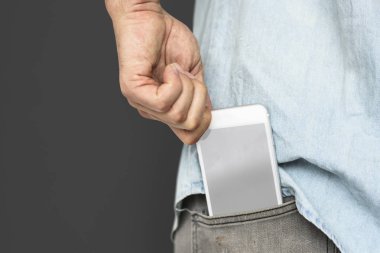 El ele tutuşan akıllı telefon.