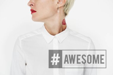 Kırmızı rujlu kadın. 