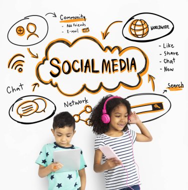 çocuklar dijital cihazlar kullanarak