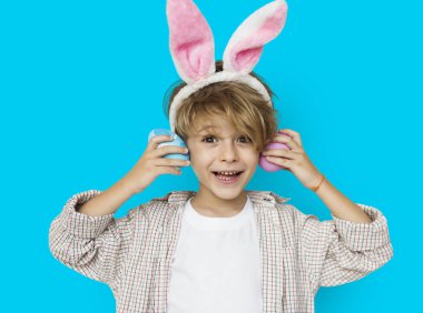 Paskalya yumurtaları ile gülümseyen sevimli çocuk 