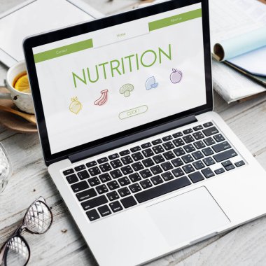 ahşap masa üstünde açılan laptop