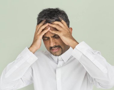 Adamın başı ağrıyor.