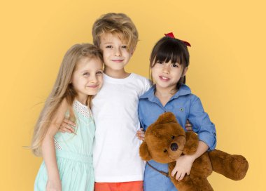 Çocuklar birlikte sarılma