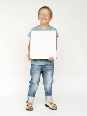 Boş kağıt tutan çocuk