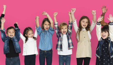 Çocuk kaldırdı silah tutan