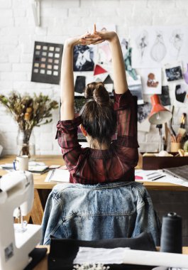 yorgun yaratıcı moda tasarımcısı