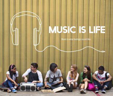 duvar dibinde otururken konuşan arkadaşlar