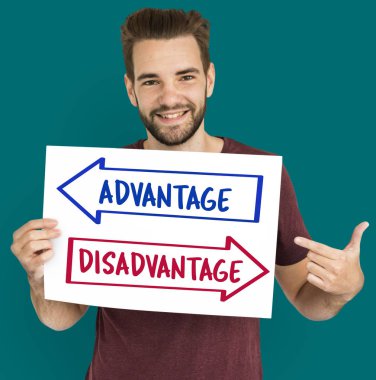 Sakallı afişini tutar 