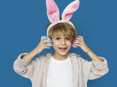 Paskalya yumurtaları ile gülümseyen sevimli çocuk 