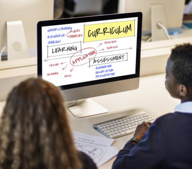 erkek ve kız monitör ekranına bakarak 