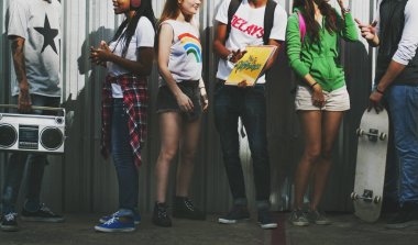 Grup çok ırklı arkadaşıyla konuşuyor